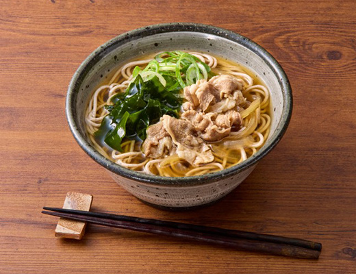 ちから監修 肉そば(わかめトッピング)