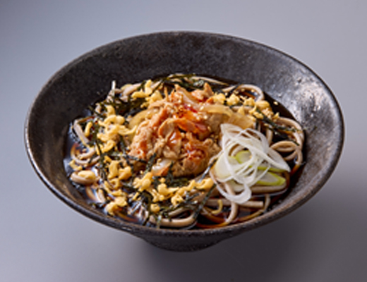 なぜ蕎麦にラー油を入れるのか。監修 ラー油肉そば