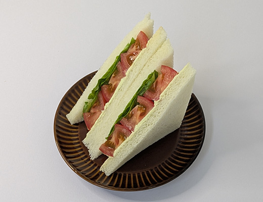 トマトとアボカドチーズサンド