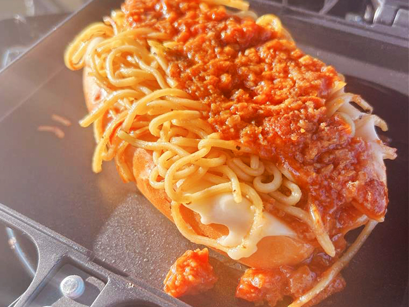 豪快オトコ飯！塩焼きそばパンに砕きミートボール！