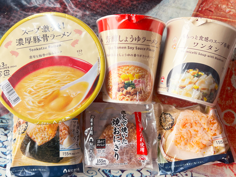 カップ麺におにぎり