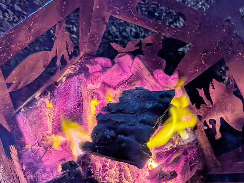 寒い季節ならでは、火で暖を取る幸せ