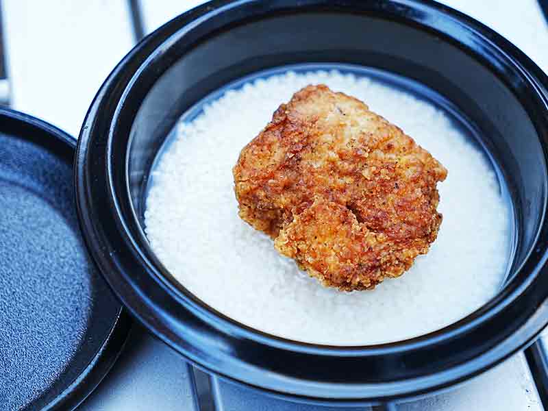 まんまる鶏の味とダシで炊き込んでいく