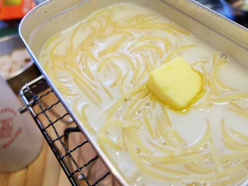 バターと牛乳をインします