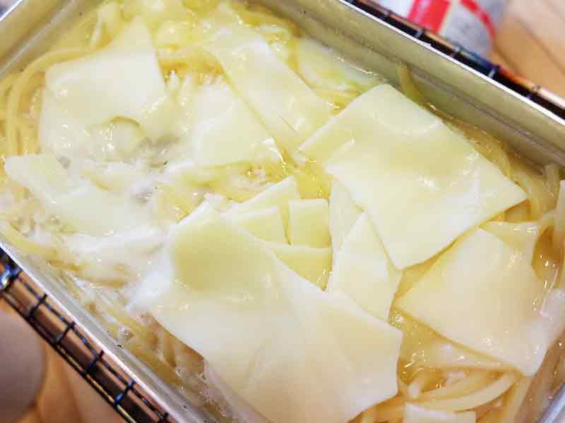 とろけるスライスチーズをのせて