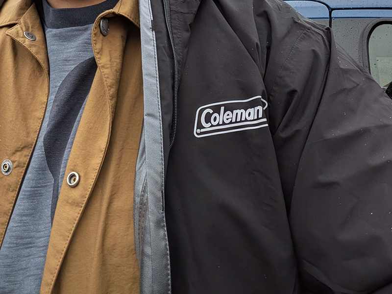 ワンポイントのコールマンロゴ