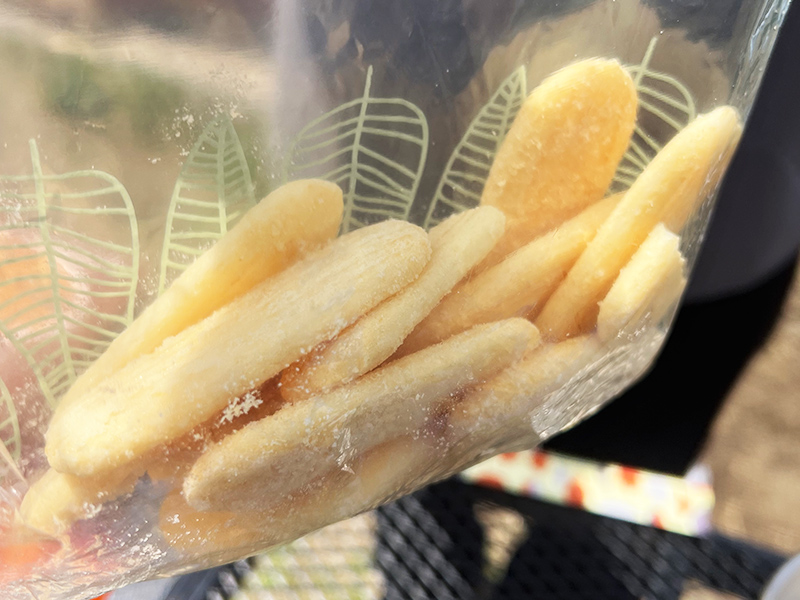 用意したハッピーターンを小袋に入れて