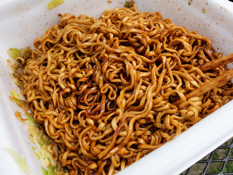 出来上がったカップ焼きそばに…