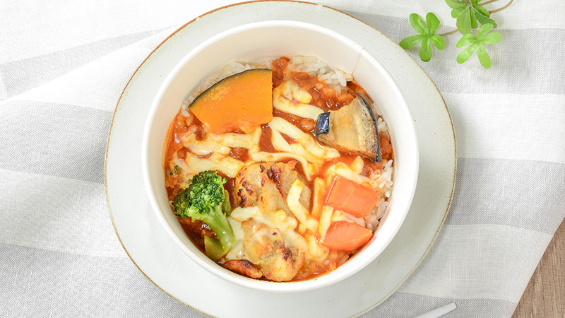 トマトのチーズチキンカレー（もち麦入りご飯）