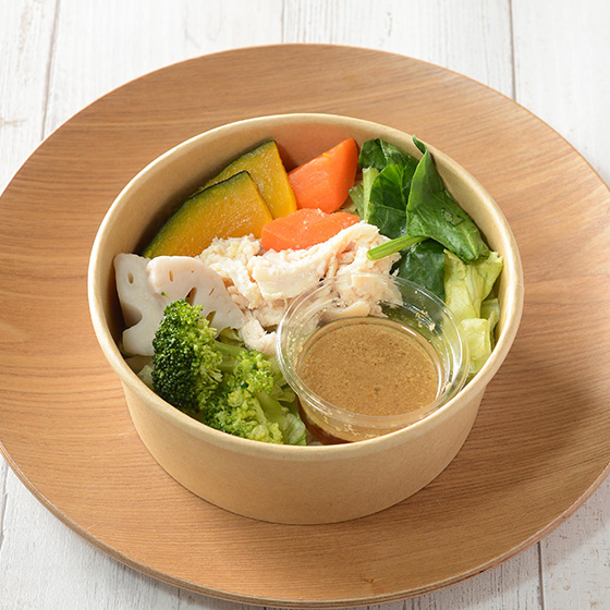 生姜香る蒸し鶏のボウルサラダ