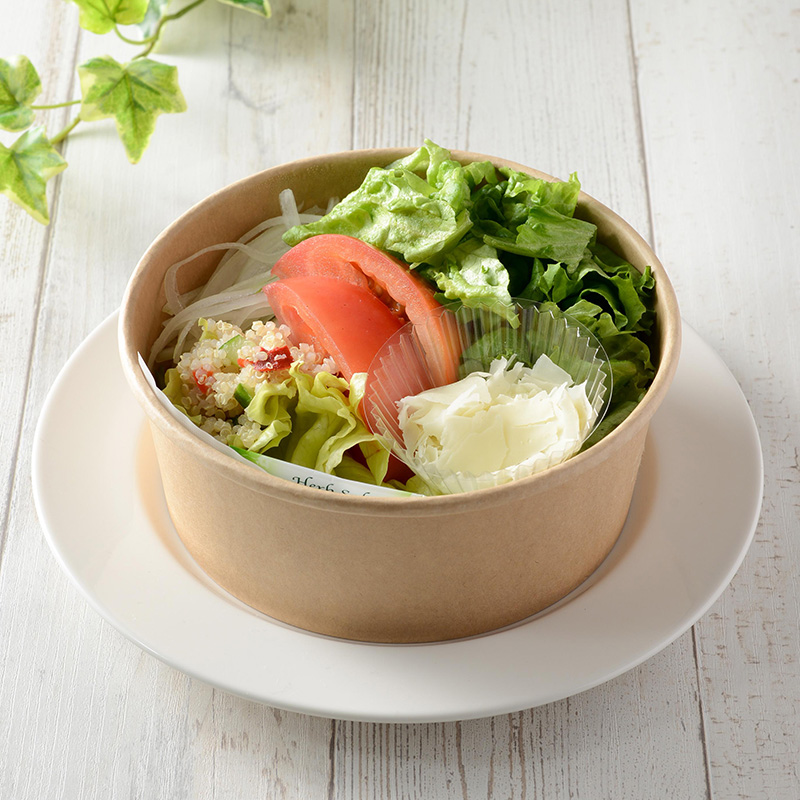 オリーブオイルで食べるトマトとチーズのサラダ