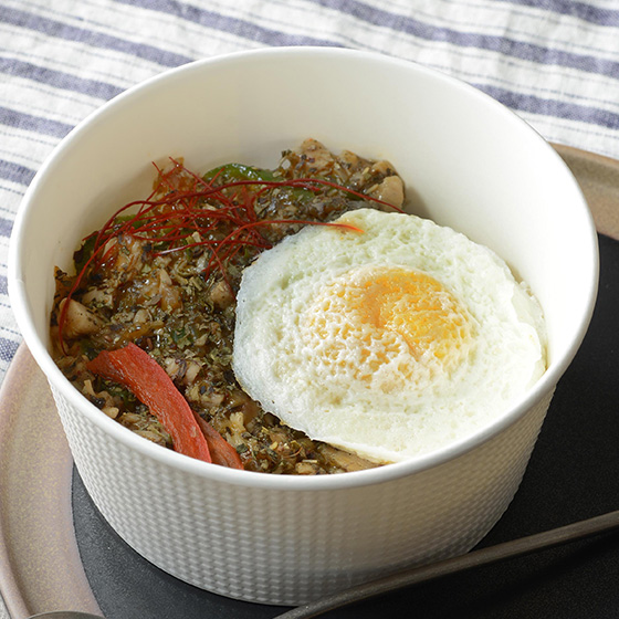 バジルを効かせたガパオライス(もち麦入りご飯)