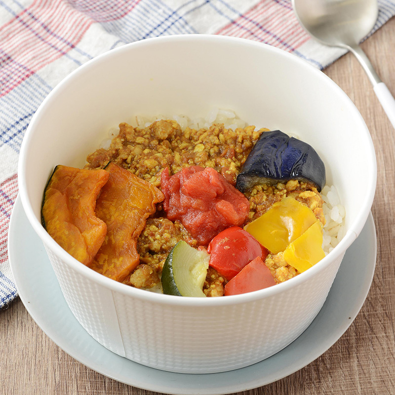 夏野菜のキーマカレー(もち麦入りご飯)