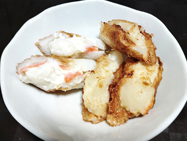「ちくわとポテトサラダのはさみ揚げ」完成。写真左は揚げていないそのままの状態、右は揚げたもの。