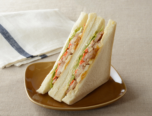 大きなサンドイッチ　野菜照焼チキンサンド