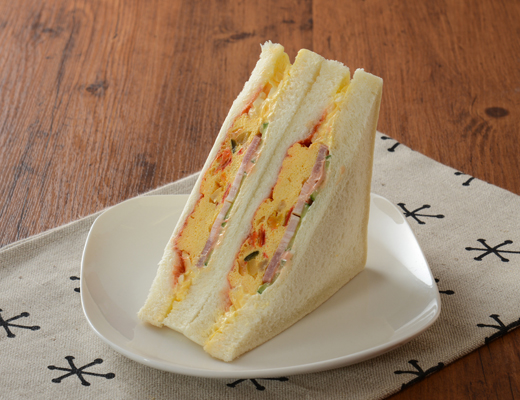 大きなサンドイッチ　オムレツサンド