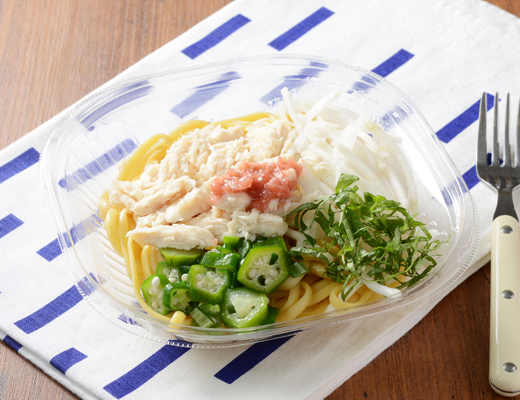 冷製生パスタ　蒸し鶏と梅