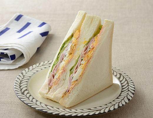 大きなサンドイッチ　ハムたまごレタス