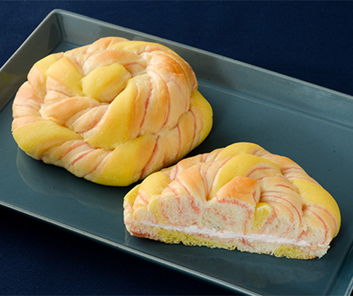 長岡花火みたいなパン（新潟県産越後姫苺のジャム入りホイップ）